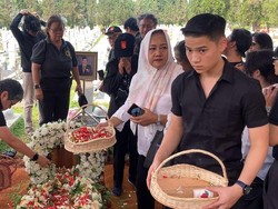 Menangis, Ira Wibowo Ungkap Pengakuan Haru Ayah Sebelum Meninggal Dunia
