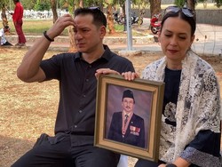 Ketegaran Ira dan Ari Wibowo Melepas Kepergian Ayah Tercinta