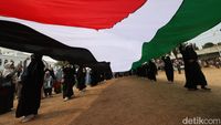 Bendera Palestina Raksasa Berkibar di Masjid Agung Al-Azhar Jakarta