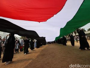 Bendera Palestina Raksasa Berkibar di Masjid Agung Al-Azhar Jakarta