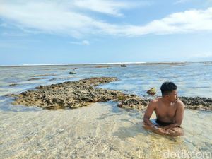 Merasakan Sensasi Mandi Seperti di Kolam Pribadi di Pantai Lakey