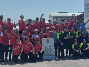 Saat Bezzecchi Disoraki karena Telat Datang di Sesi Pemotretan Ducati