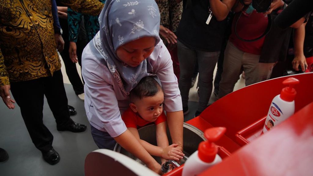 Edukasi Anak Cuci Tangan Peringati Hari Cuci Tangan Sedunia Edukasi Anak Cuci Tangan Peringati Hari Cuci Tangan Sedunia