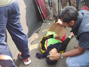 Emak-emak Berdesakan hingga Pingsan Saat Mlaku Bareng AMIN di Sidoarjo Emak-emak Berdesakan hingga Pingsan Saat Mlaku Bareng AMIN di Sidoarjo