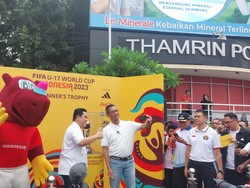 Erick Thohir-Heru Budi Selfie Bareng Trofi Piala Dunia U-17 di Bundaran HI