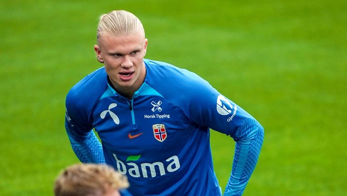 Soccer Football - Euro 2024 Qualifier - Norway Training - Ullevaal Stadion, Oslo, Norway - October 14, 2023 Norways Erling Braut Haaland during training Frederik Ringnes/NTB via REUTERS   ATTENTION EDITORS - THIS IMAGE WAS PROVIDED BY A THIRD PARTY. NORWAY OUT. NO COMMERCIAL OR EDITORIAL SALES IN NORWAY.