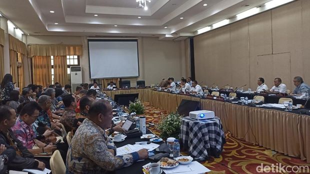 Foto: Suasana rapat anggaran yang dihadiri DPRD DKI Jakarta bersama Pemprov di Puncak, Bogor. Gembong turut menghadiri rapat tersebut (Tiara Aliya/detikcom)