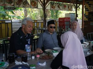 Ganjar dan TGB Makan Ayam Taliwang Sebelum Nonton MotoGP Mandalika Ganjar dan TGB Makan Ayam Taliwang Sebelum Nonton MotoGP Mandalika
