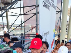 Ganjar Pranowo Sambangi Tribun MotoGP Mandalika 2023, Penonton: Pinjam Seratus, Pak...