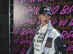 Gaya Paula Verhoeven Keluar dari Zona Nyaman Pakai Baju Tabrak Motif