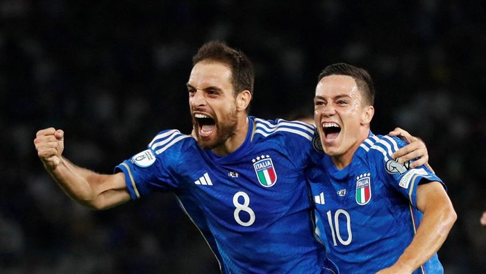 Soccer Football - Euro 2024 Qualifier - Group C - Italy v Malta - Stadio San Nicola, Bari, Italy - October 14, 2023 Italys Giacomo Bonaventura celebrates scoring their first goal with Giacomo Raspadori REUTERS/Alessandro Garofalo TPX IMAGES OF THE DAY