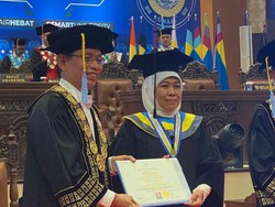 Gubernur Khofifah Terima Doktor Honoris Causa, Gelar Apa Itu?