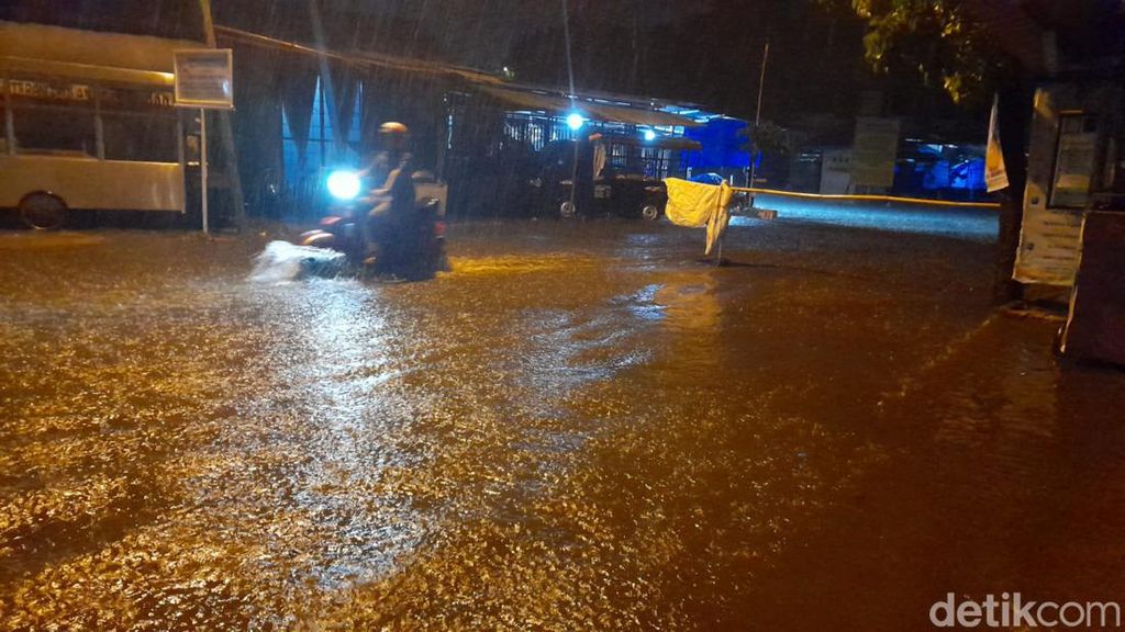 Potret Jalan Protokol di Palopo Terendam Air Usai 3 Jam Diguyur Hujan Deras Potret Jalan Protokol di Palopo Terendam Air Usai 3 Jam Diguyur Hujan Deras