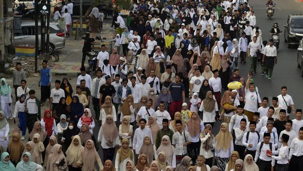 Ratusan Santri di Lampung Ikuti Jalan Sehat Sarungan