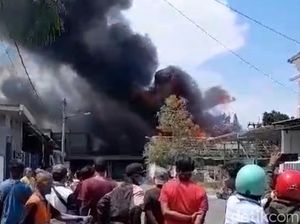 Gudang Cat Semprot di Sidoarjo Terbakar, Sempat Terdengar Suara Ledakan Gudang Cat Semprot di Sidoarjo Terbakar, Sempat Terdengar Suara Ledakan