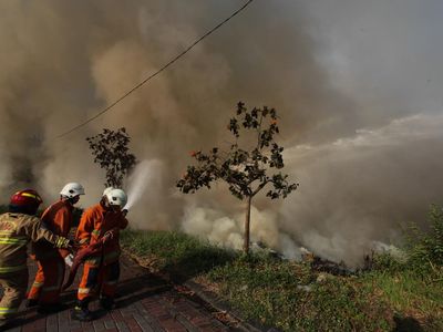 8 Mobil Damkar Dikerahkan Imbas Kebakaran Lahan di Surabaya