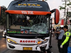 2 Remaja Perempuan Tewas Tabrakan dengan Bus Bagong di Kediri