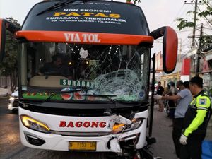 2 Remaja Perempuan Tewas Tabrakan dengan Bus Bagong di Kediri 2 Remaja Perempuan Tewas Tabrakan dengan Bus Bagong di Kediri