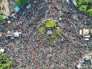 Lautan Manusia di Sidoarjo saat Anies-Cak Imin Ajak Doa untuk Palestina Lautan Manusia di Sidoarjo saat Anies-Cak Imin Ajak Doa untuk Palestina