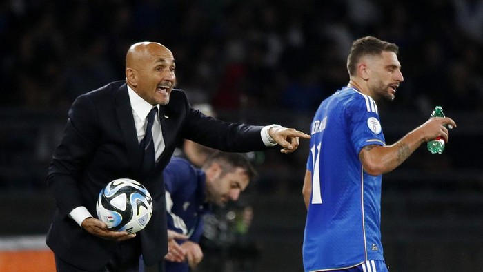 Soccer Football - Euro 2024 Qualifier - Group C - Italy v Malta - Stadio San Nicola, Bari, Italy - October 14, 2023 Italy coach Luciano Spalletti reacts REUTERS/Alessandro Garofalo