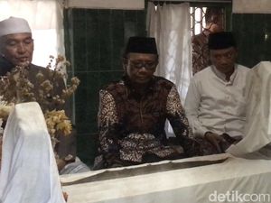 Kunjungi Lasem Rembang, Mahfud Md Ziarah ke Makam Mbah Sambu