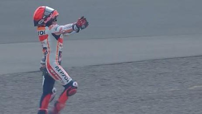 Ekspresi Marquez usai terjatuh di MotoGP Mandalika 2023. Foto: Dok. MotoGP Ekspresi Marquez usai terjatuh di MotoGP Mandalika 2023. Foto: Dok. MotoGP