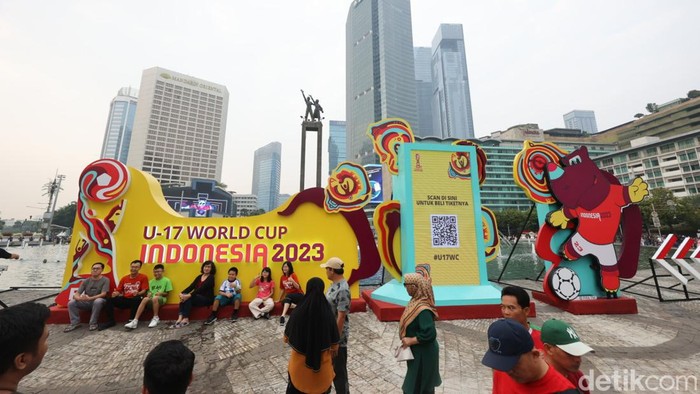 Mejeng di CFD, Trophy Piala Dunia U-17 Ramai Diburu Warga
