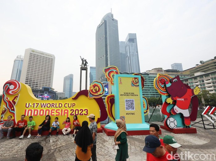 Mejeng di CFD, Trophy Piala Dunia U-17 Ramai Diburu Warga
