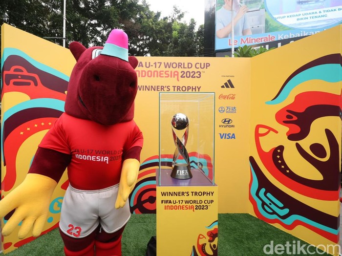 Mejeng di CFD, Trophy Piala Dunia U-17 Ramai Diburu Warga