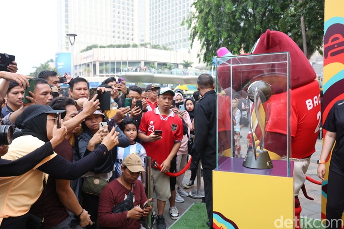 Mejeng di CFD, Trophy Piala Dunia U-17 Ramai Diburu Warga