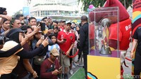 Pengunjung CFD terlihat sangat antusias melihat trophy piala dunia. 
