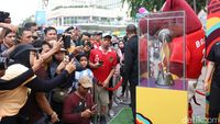 Mejeng di CFD, Trophy Piala Dunia U-17 Ramai Diburu Warga