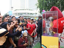Mejeng di CFD, Trophy Piala Dunia U-17 Ramai Diburu Warga