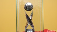 Trofi Piala Dunia U-17 akan singgah di empat kota yang menjadi tuan rumah. Masyarakat luas berbagai kalangan bisa melihat langsung lebih dekat piala tersebut di Jakarta (15 Oktober 2023), Bandung (22 Oktober 2023), Surabaya(29 Oktober 2023), dan Surakarta (5 November 2023).