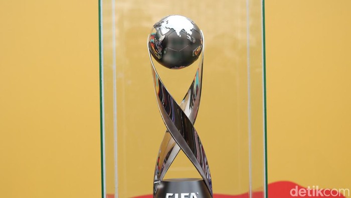 Mejeng di CFD, Trophy Piala Dunia U-17 Ramai Diburu Warga
