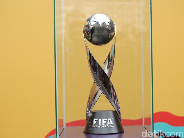 Mejeng di CFD, Trophy Piala Dunia U-17 Ramai Diburu Warga