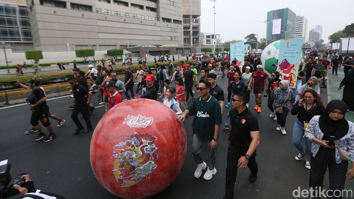 Mejeng di CFD, Trophy Piala Dunia U-17 Ramai Diburu Warga