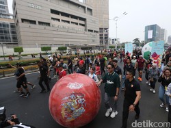 Masyarakat menyaksikan bola raksasa dari sarinah ke Bundaran HI saat Car Free Day di kawasan Jalan Thamrin, Jakarta, Minggu (15/10/2023).