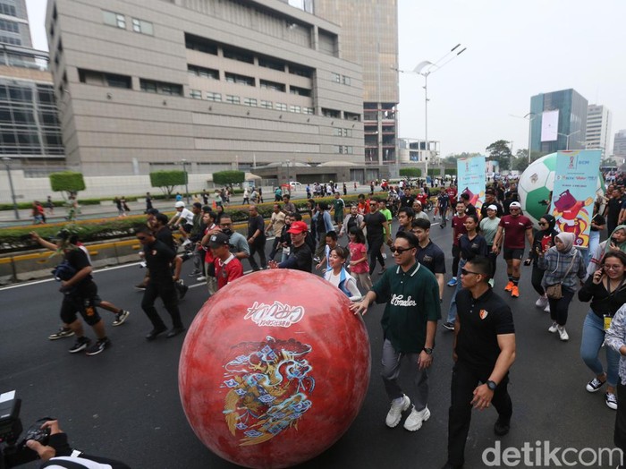 Mejeng di CFD, Trophy Piala Dunia U-17 Ramai Diburu Warga