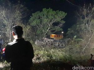 Mobil Damkar Sumedang Terguling ke Semak-semak Usai Lelah Bertugas Mobil Damkar Sumedang Terguling ke Semak-semak Usai Lelah Bertugas