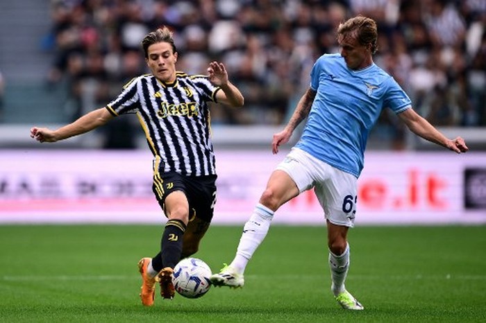 Juventus Italian midfielder #44 Nicolo Fagioli (L) fights for the ball with Lazios Italian midfielder #65 Nicolo Rovella during the Italian Serie A football match between Juventus and Lazio at the Allianz Stadium in Turin, on September 16, 2023. (Photo by MARCO BERTORELLO / AFP)