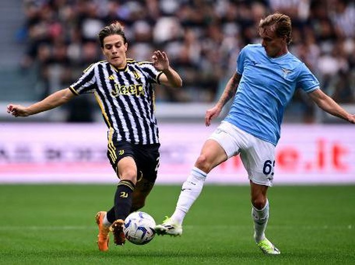 Juventus Italian midfielder #44 Nicolo Fagioli (L) fights for the ball with Lazios Italian midfielder #65 Nicolo Rovella during the Italian Serie A football match between Juventus and Lazio at the Allianz Stadium in Turin, on September 16, 2023. (Photo by MARCO BERTORELLO / AFP)