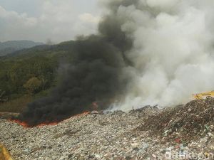 Kebakaran TPA Bakung Bandar Lampung Meluas, Petugas Ungkap Kendalanya