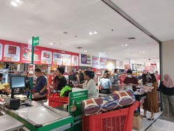 Jelang Berakhirnya Transmart Full Day Sale, Pengunjung Masih Ramai di Gerai Kokas