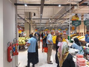 Ada Full Day Sale, Area Buah-Daging Segar Transmart Kokas Ramai Pengunjung!