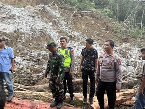 Pencarian 2 Warga Tertimbun Longsor di Simalungun Terkendala Hujan-Batu Besar Pencarian 2 Warga Tertimbun Longsor di Simalungun Terkendala Hujan-Batu Besar