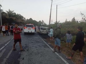 Nahas 3 Warga Bone Tewas Tersetrum Usai Mobil Tabrak Tiang Listrik Nahas 3 Warga Bone Tewas Tersetrum Usai Mobil Tabrak Tiang Listrik