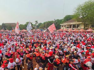 Ribuan Relawan Ganjar Menyemut di Lapangan Multiguna Bekasi