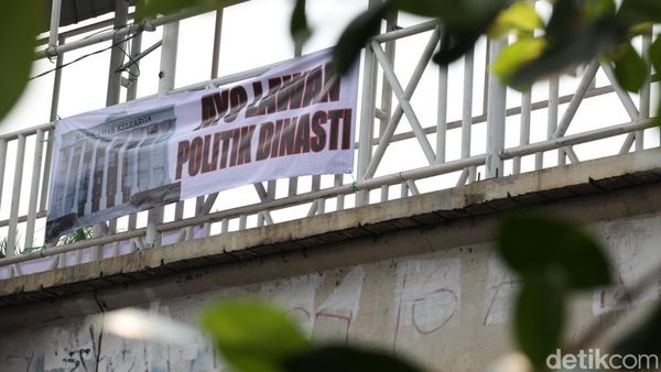 Spanduk Lawan Politik Dinasti Mejeng di Jaksel