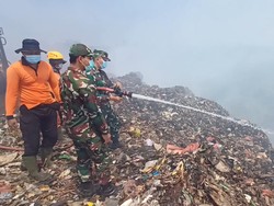 TPA Mandung Terbakar, 15 Tentara Diterjunkan Padamkan Api